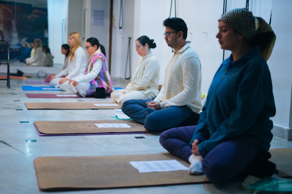 Ayurvedic therapy and guests at Vedanjana retreat, Rishikesh